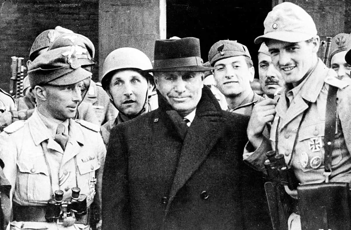 mussolini with a group of german soldiers after his rescue