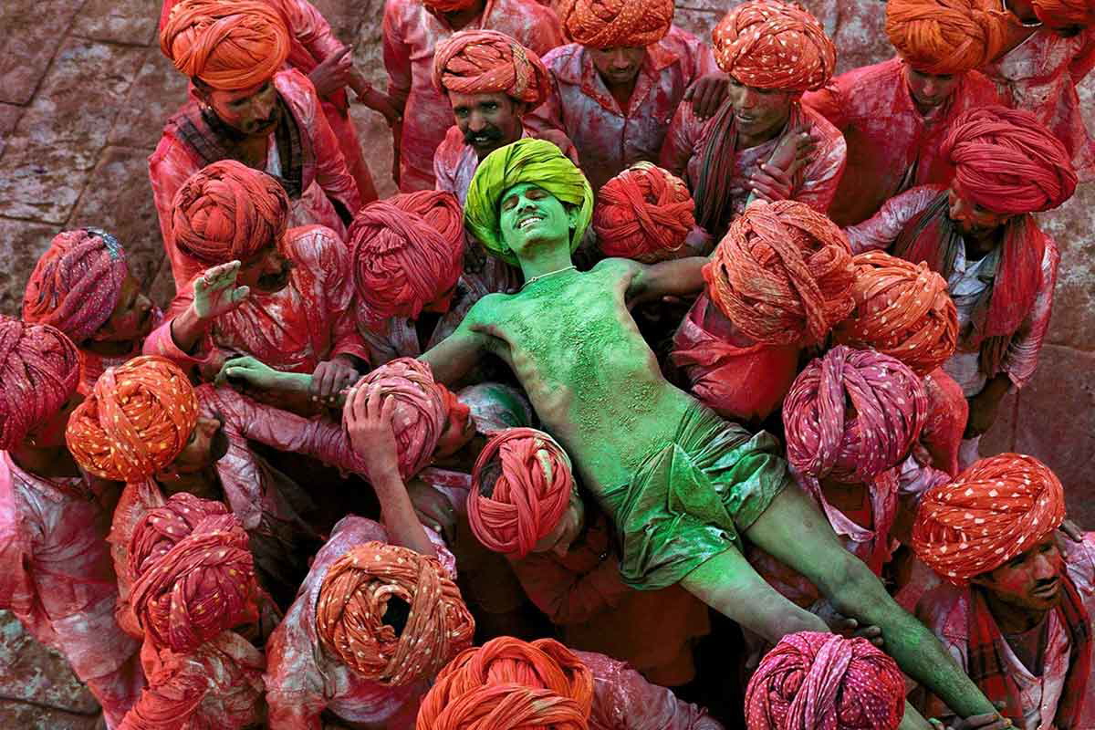 steve mccurry man at hindu holi festival