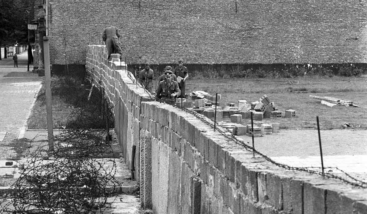 berlin wall construction 1961