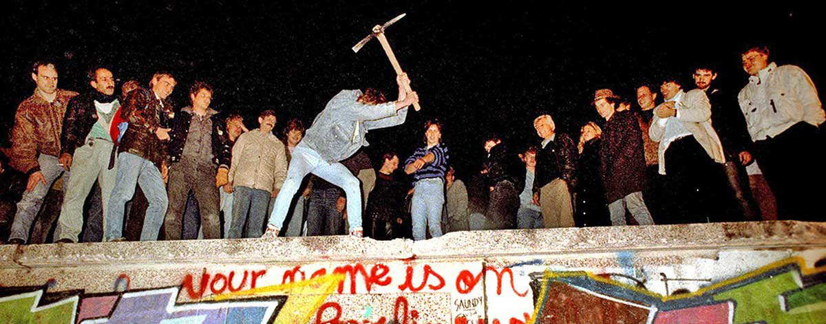 berliners destroy the berlin wall