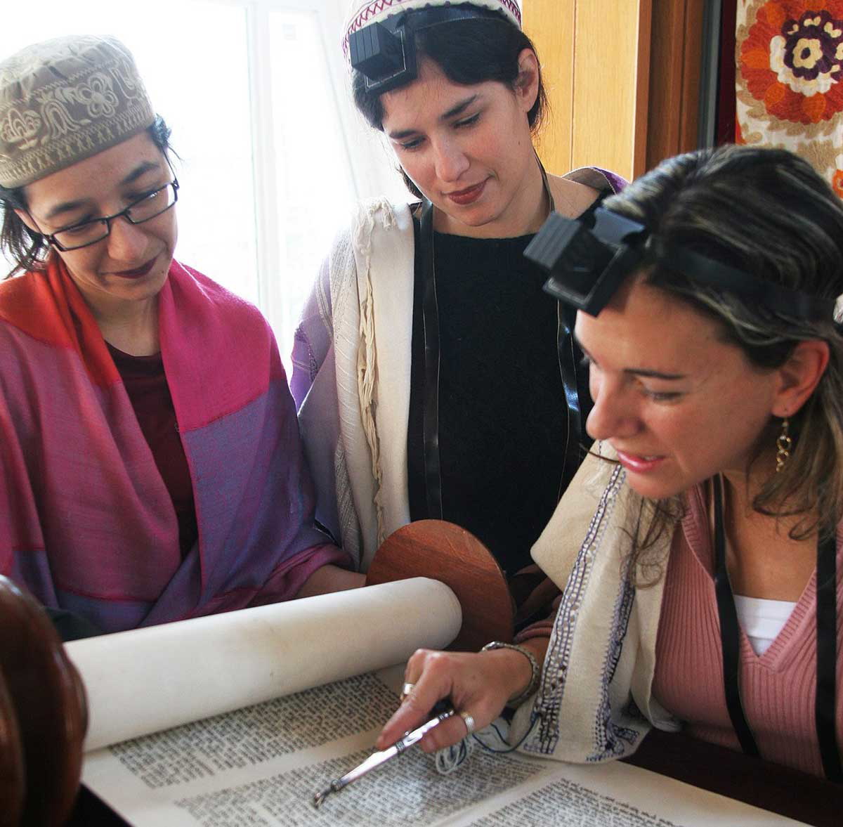 female rabbis reading torah