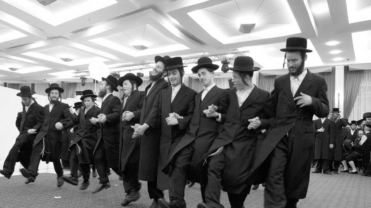 hasidic jews dancing