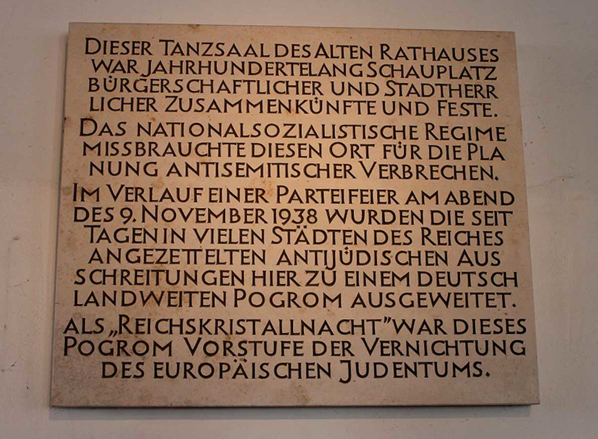 plaque-commemorating-reichspogromnacht-munich-old-town-hall