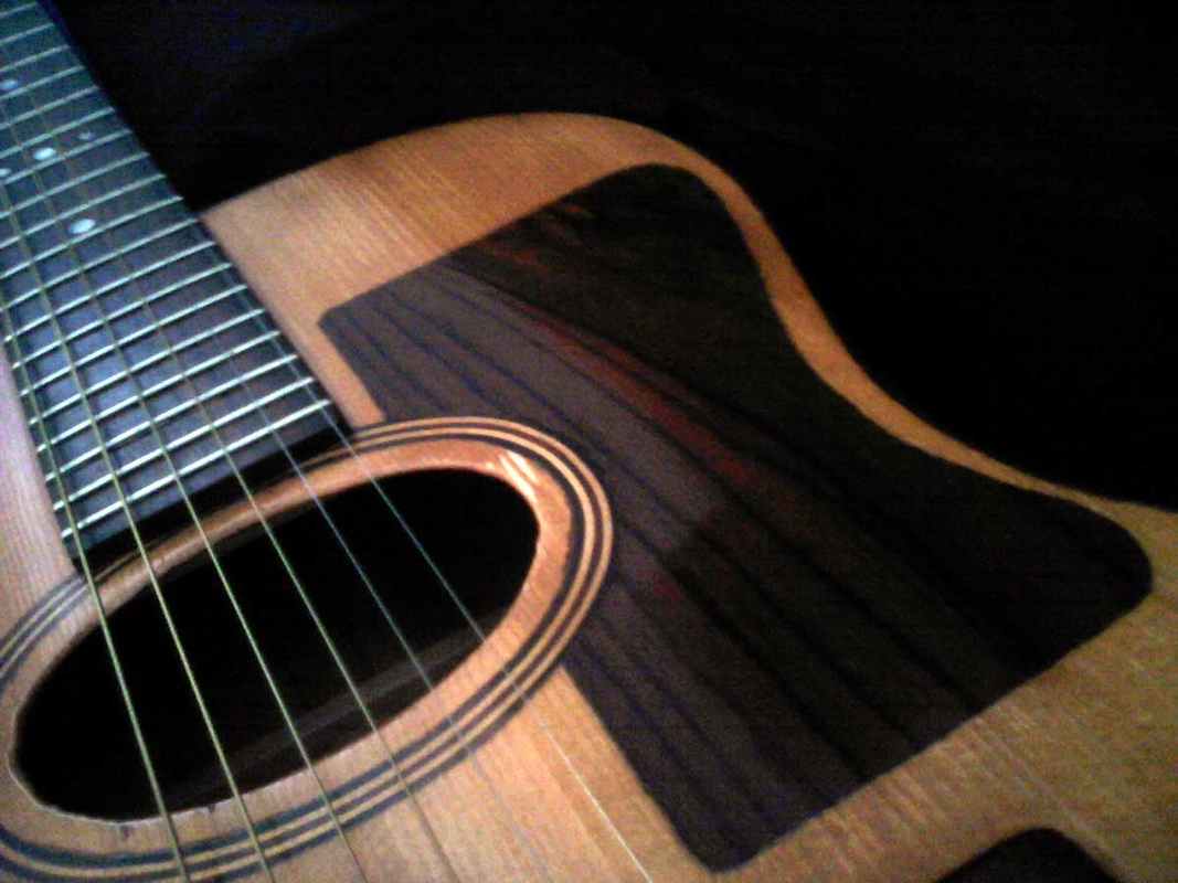 A modern flat top acoustic with steel strings, Source: Wikimedia Commons