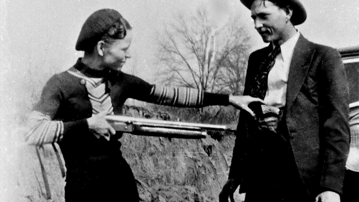 controversial films bonnie clyde posing