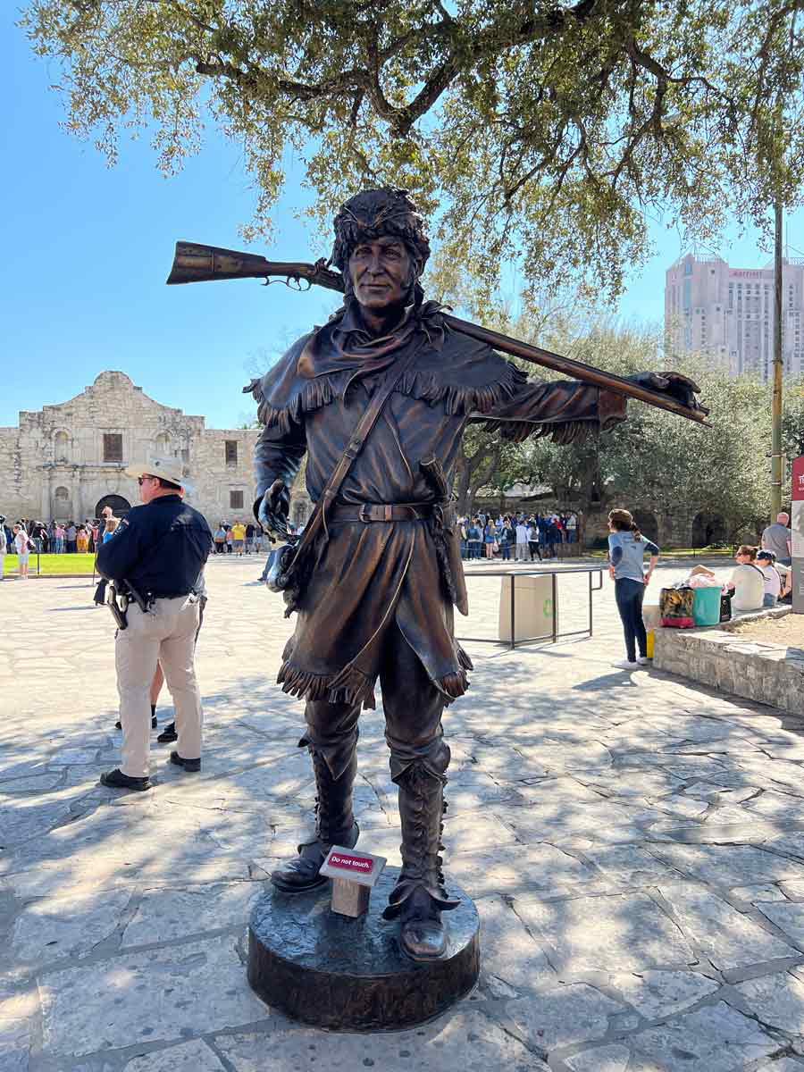 davy crockett statue