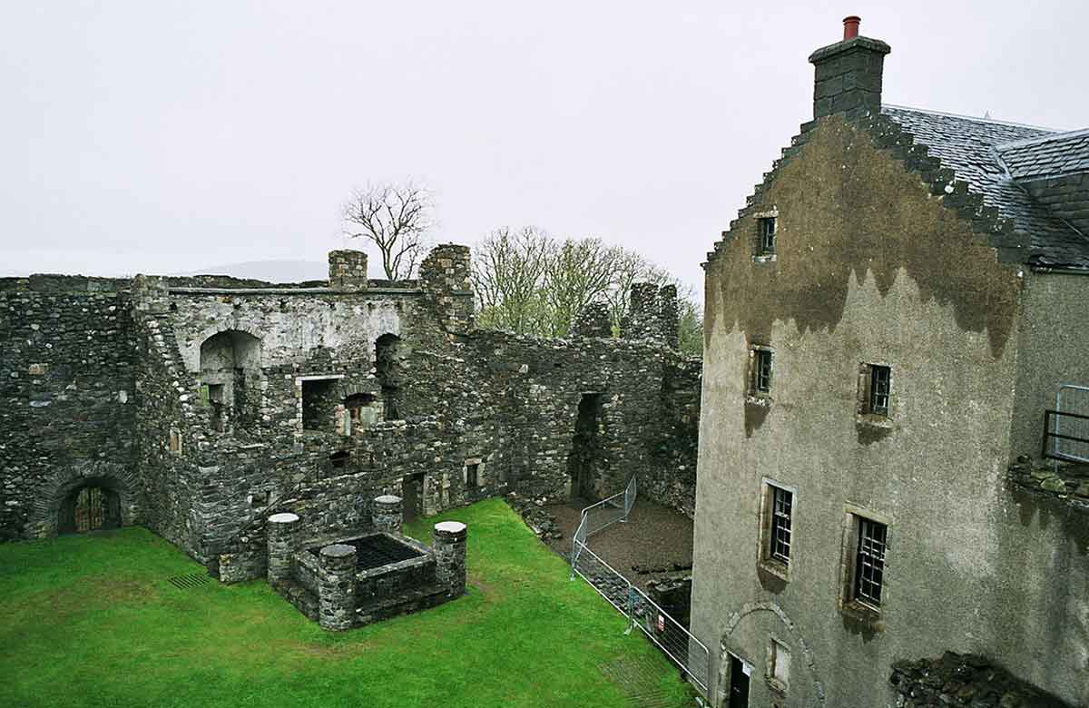 dunstaffnage ruins isle of skye