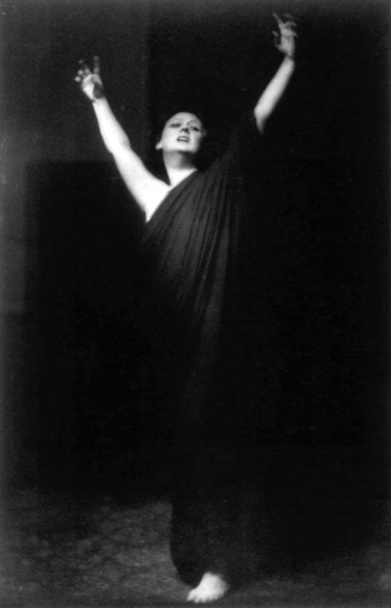 isadora duncan dancer revolutionary pioneer posing robe