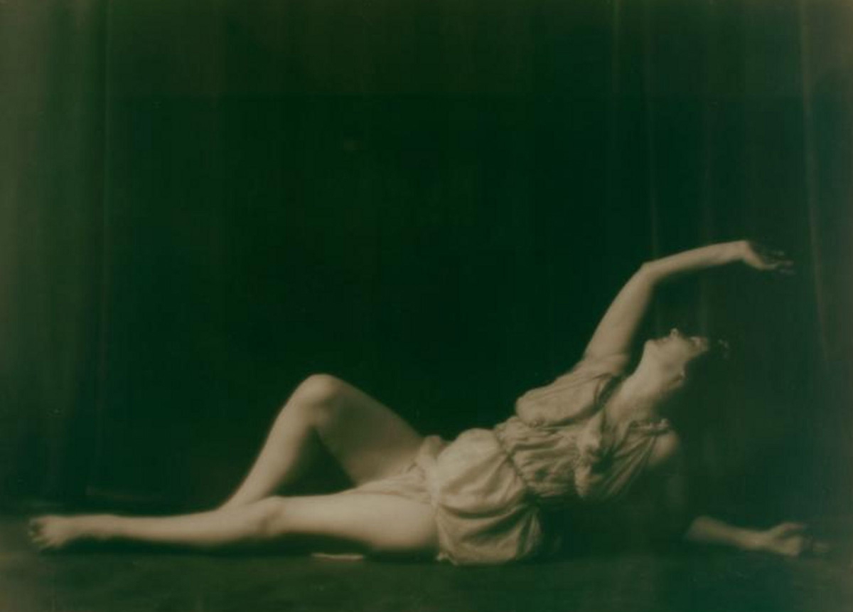 isadora duncan photograph pose greek robe dancer