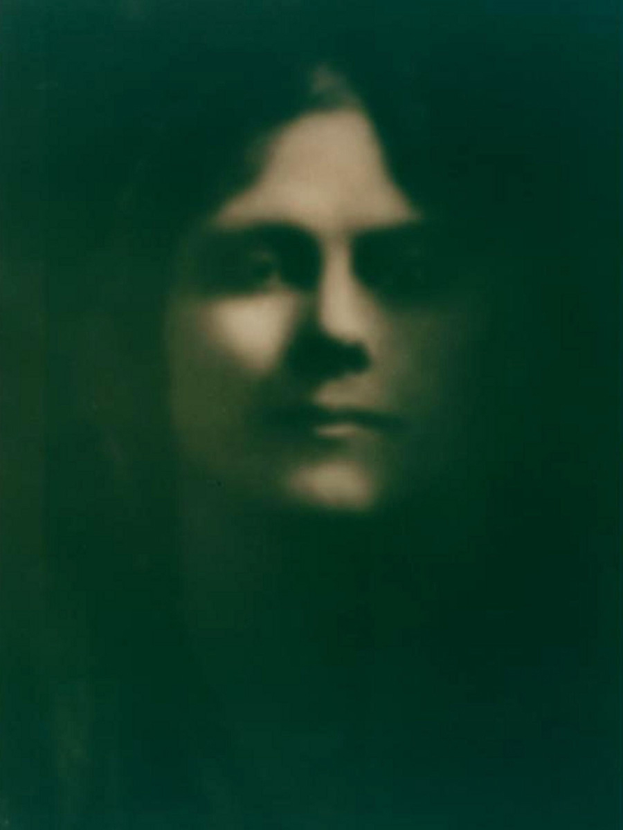 isadora duncan portrait dancer dark light photography