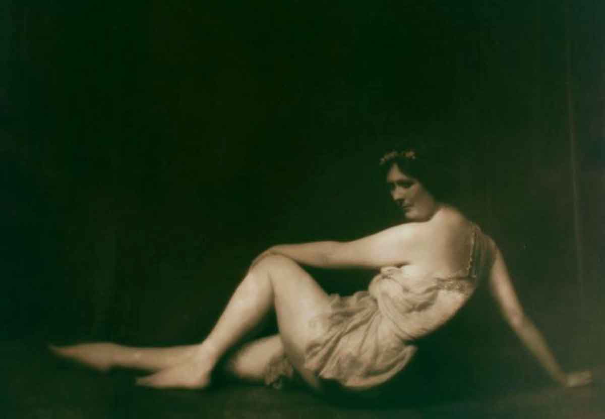 isadora duncan posing greek modern dancer artist