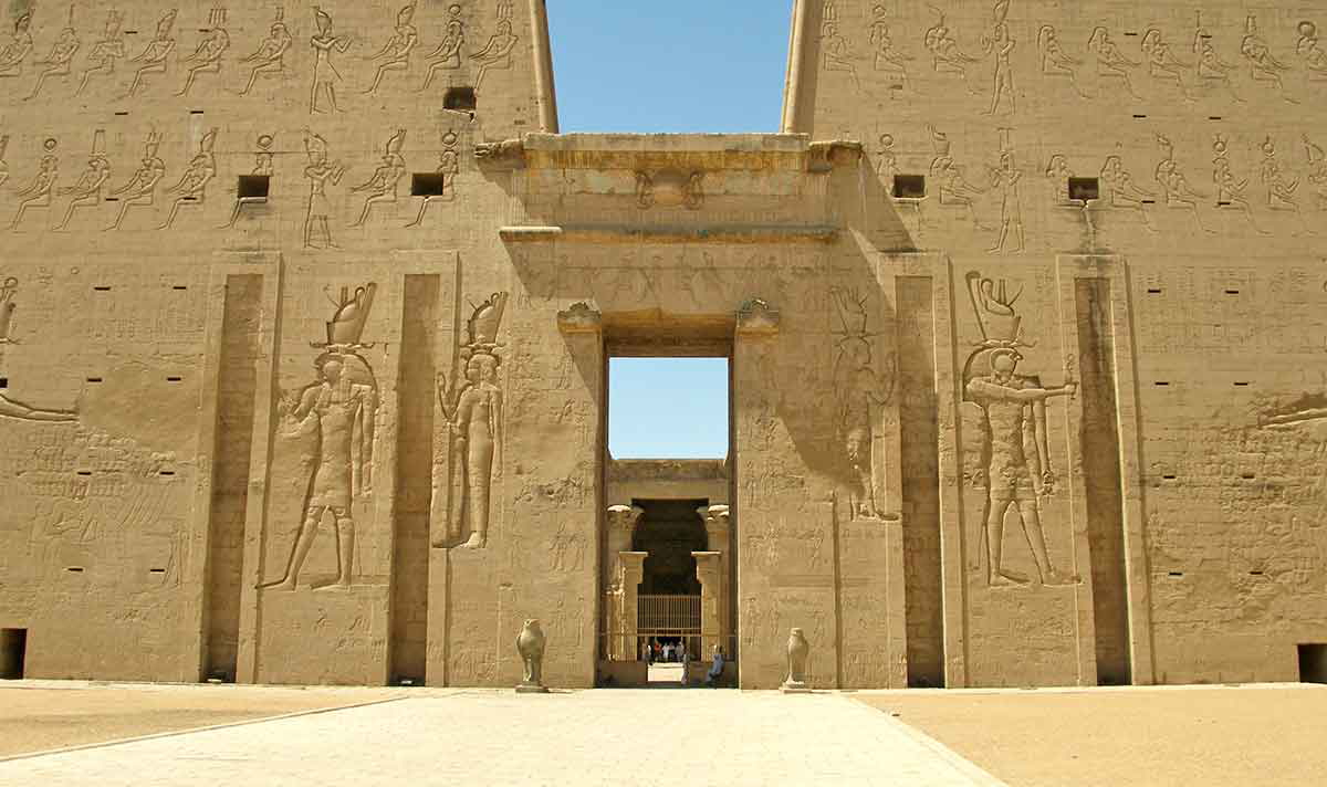 temple horus edfu entrance pylons