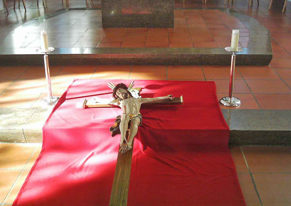 crucifix on alter good friday stmartin karfreitag