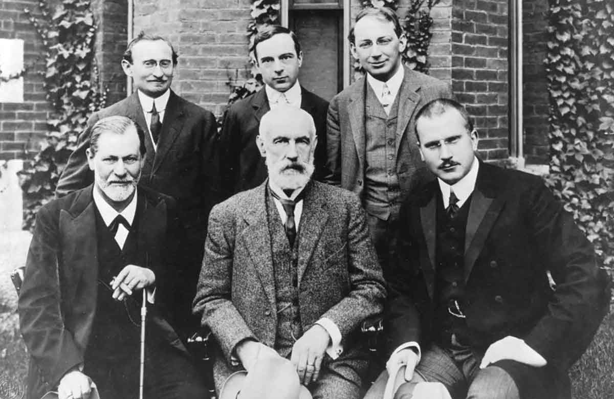 Photograph with Sigmund Freud sitting at the center and Carl Jung sitting at his right. Source: The Freud Museum