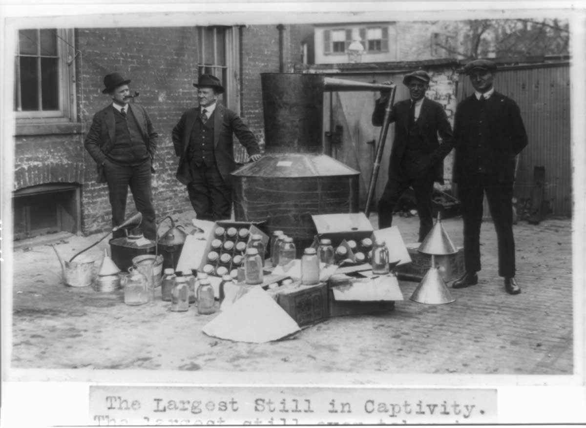 authorities-largest-still-seized-prohibition-moonshine-1922