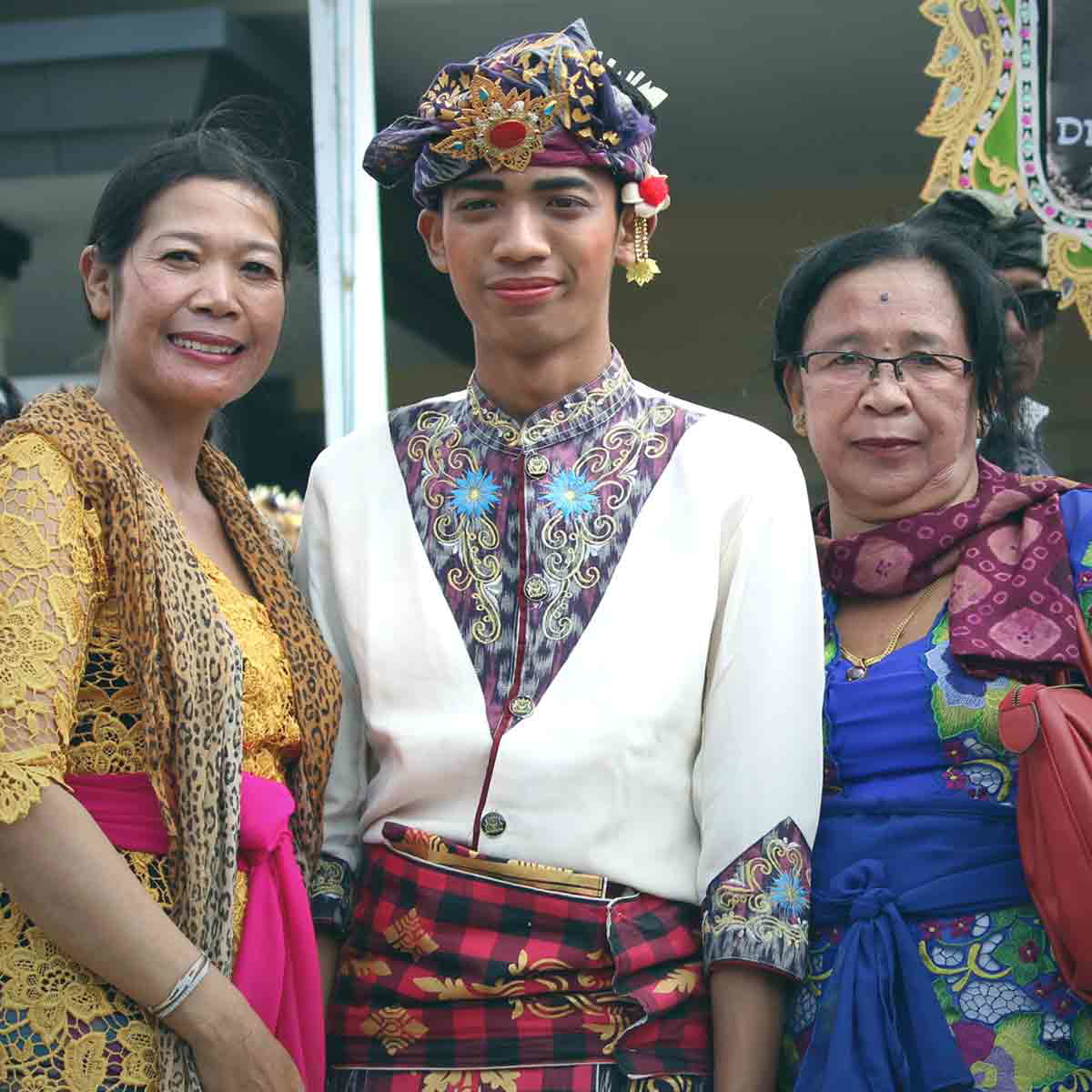 balinese family traditional dress