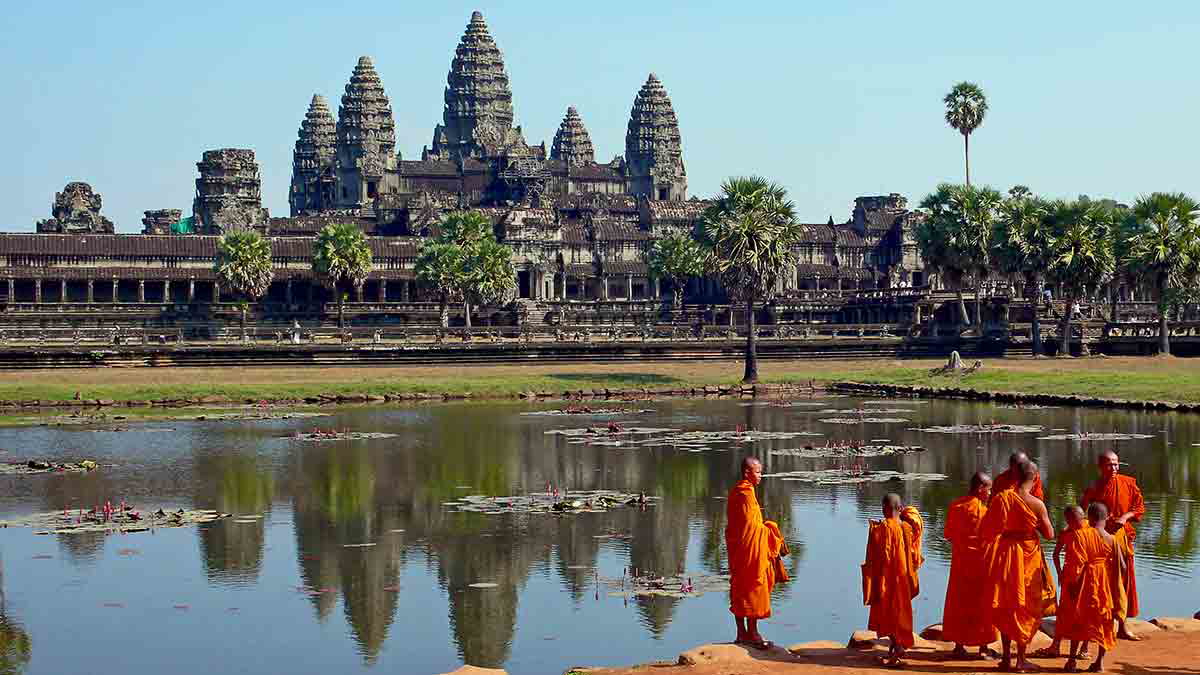 buddhist monks angkor wat today