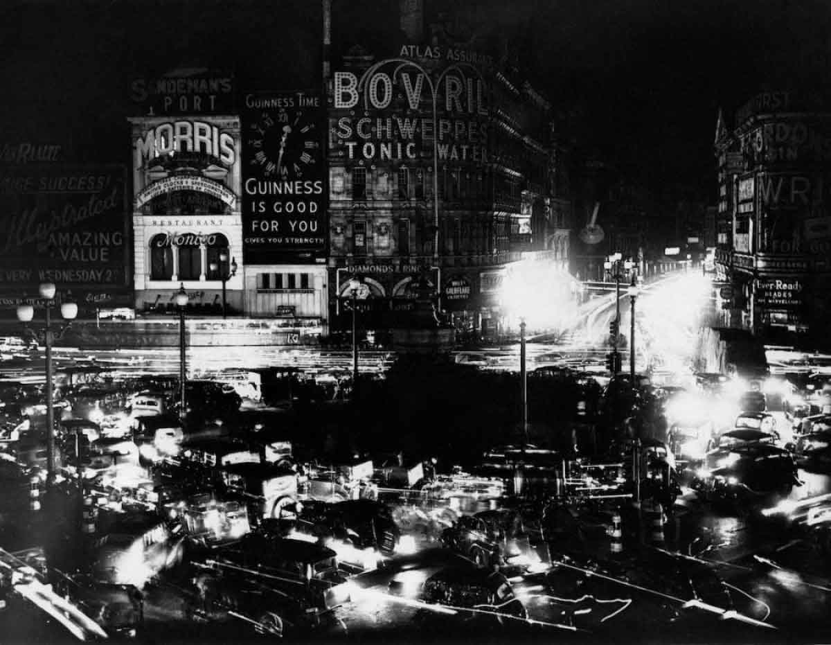 london piccadilly circus WWII blackout darkness 1939