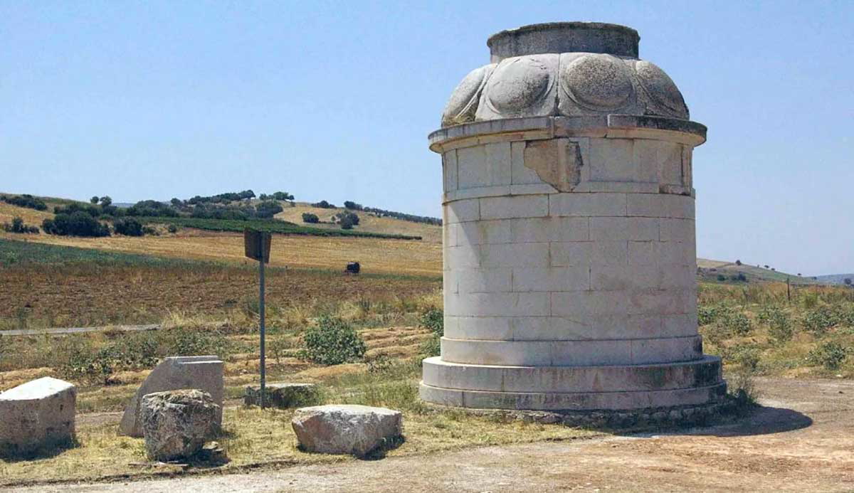 monument leuktra 4th century pausanius