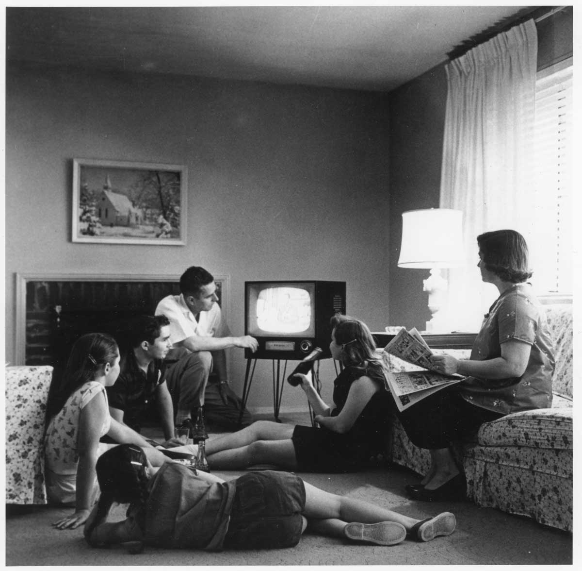 1950s family watching television united states