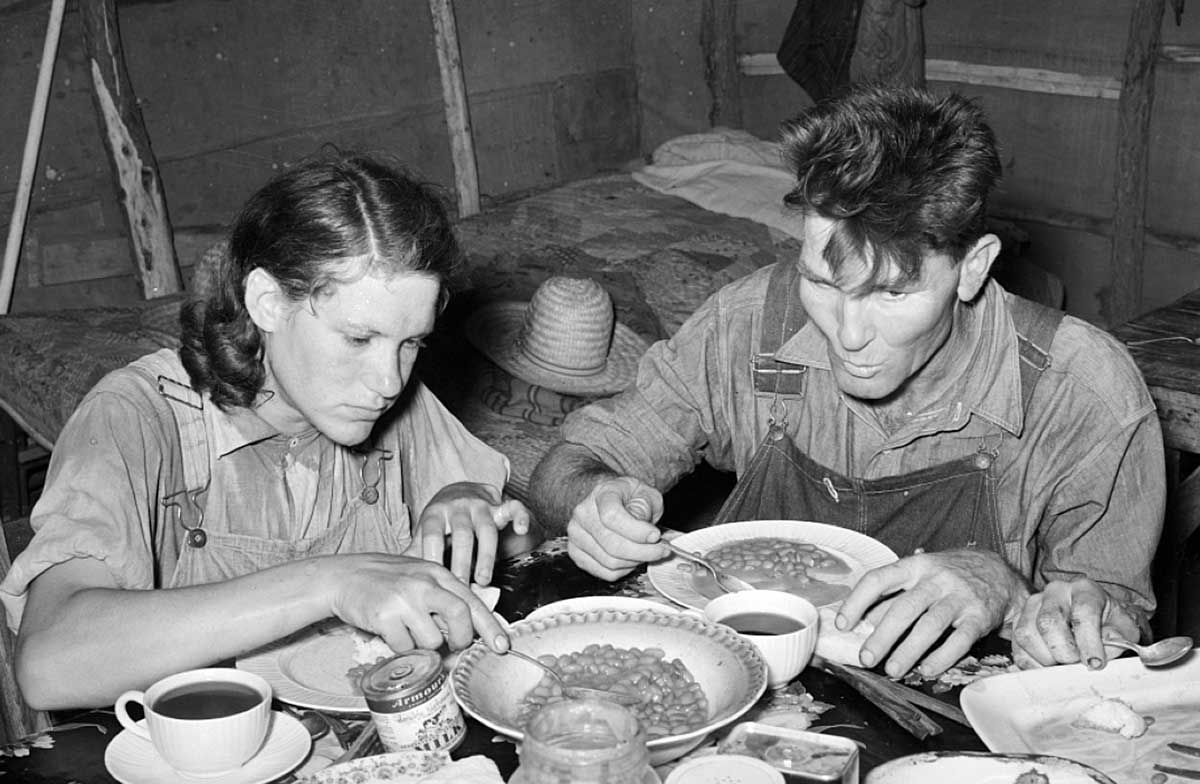 labourers eating beans dinner oklahoma 1939 great depression