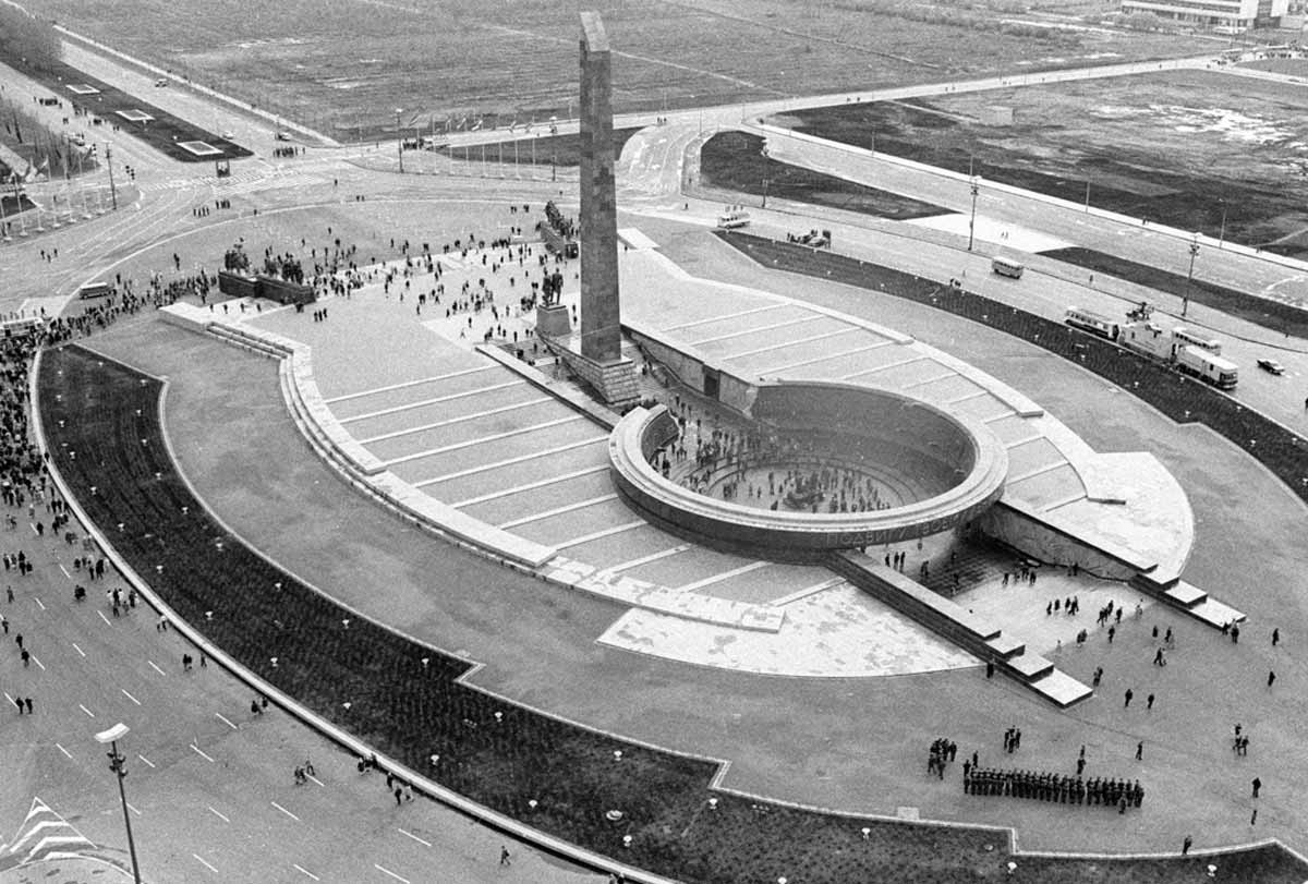 monument leningrad blockade