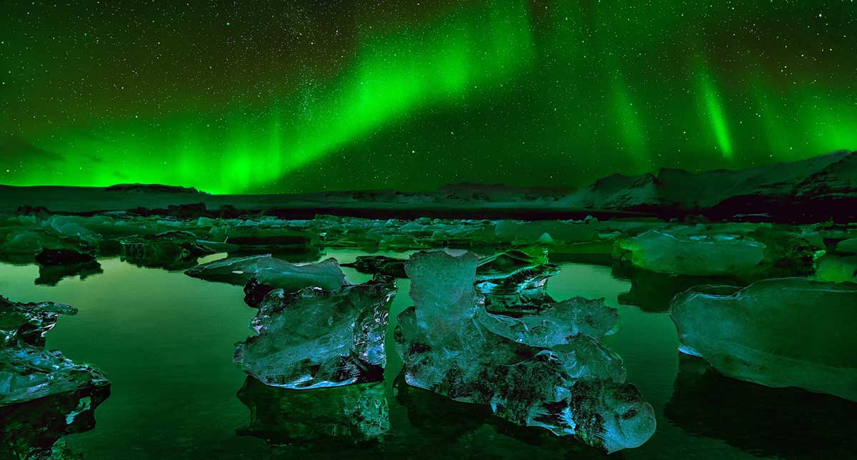 The northern lights above the glacial lagoon of Jökulsárlón in Iceland. Image: goodfon.com