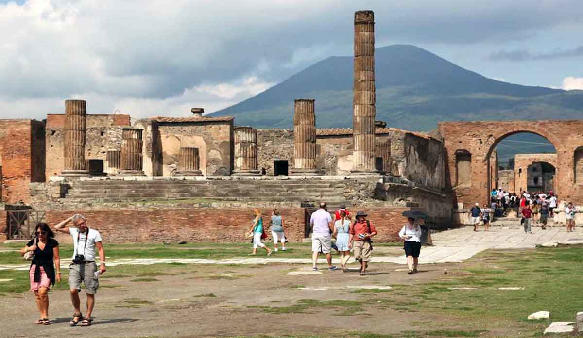 pompeii visitors