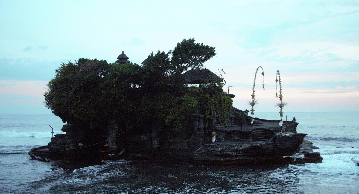 reena yadav tanah lot photo