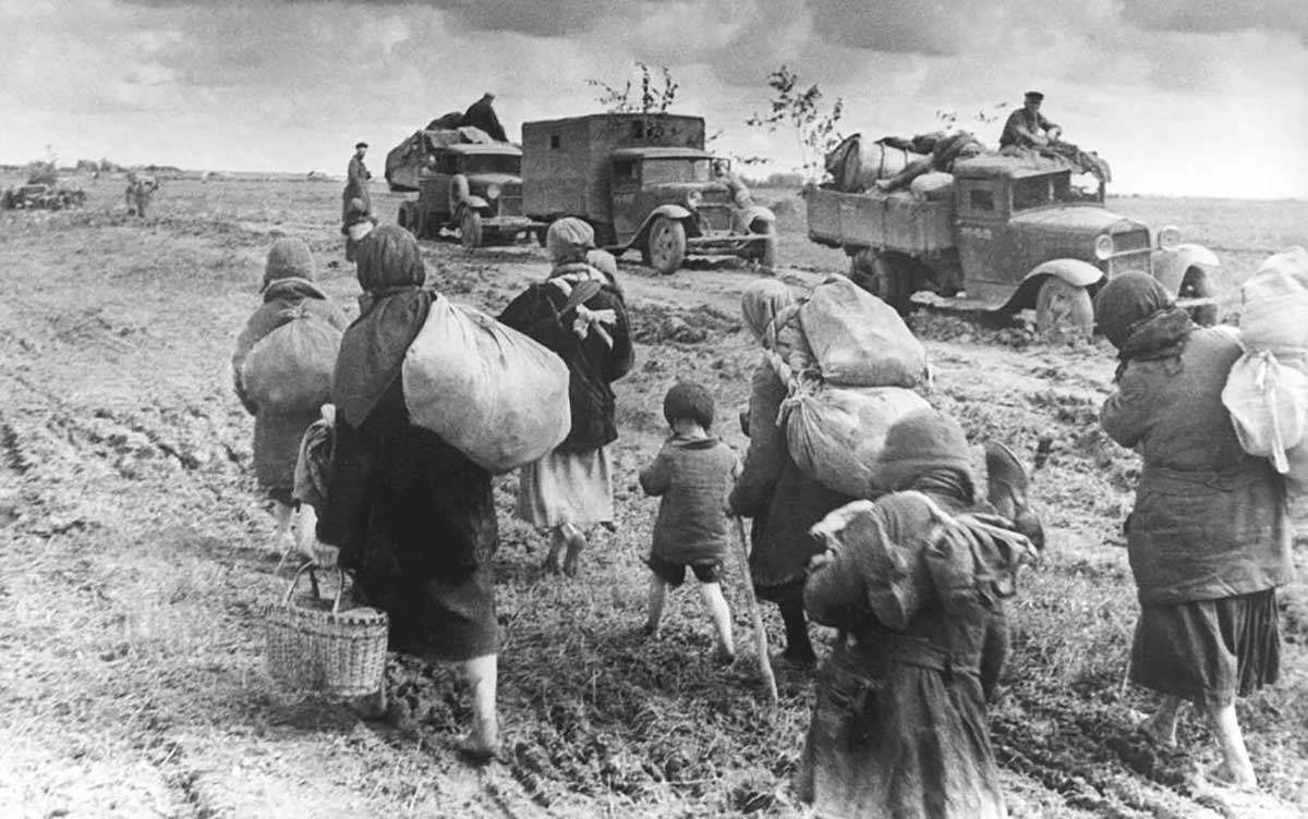 russian civilians retreating
