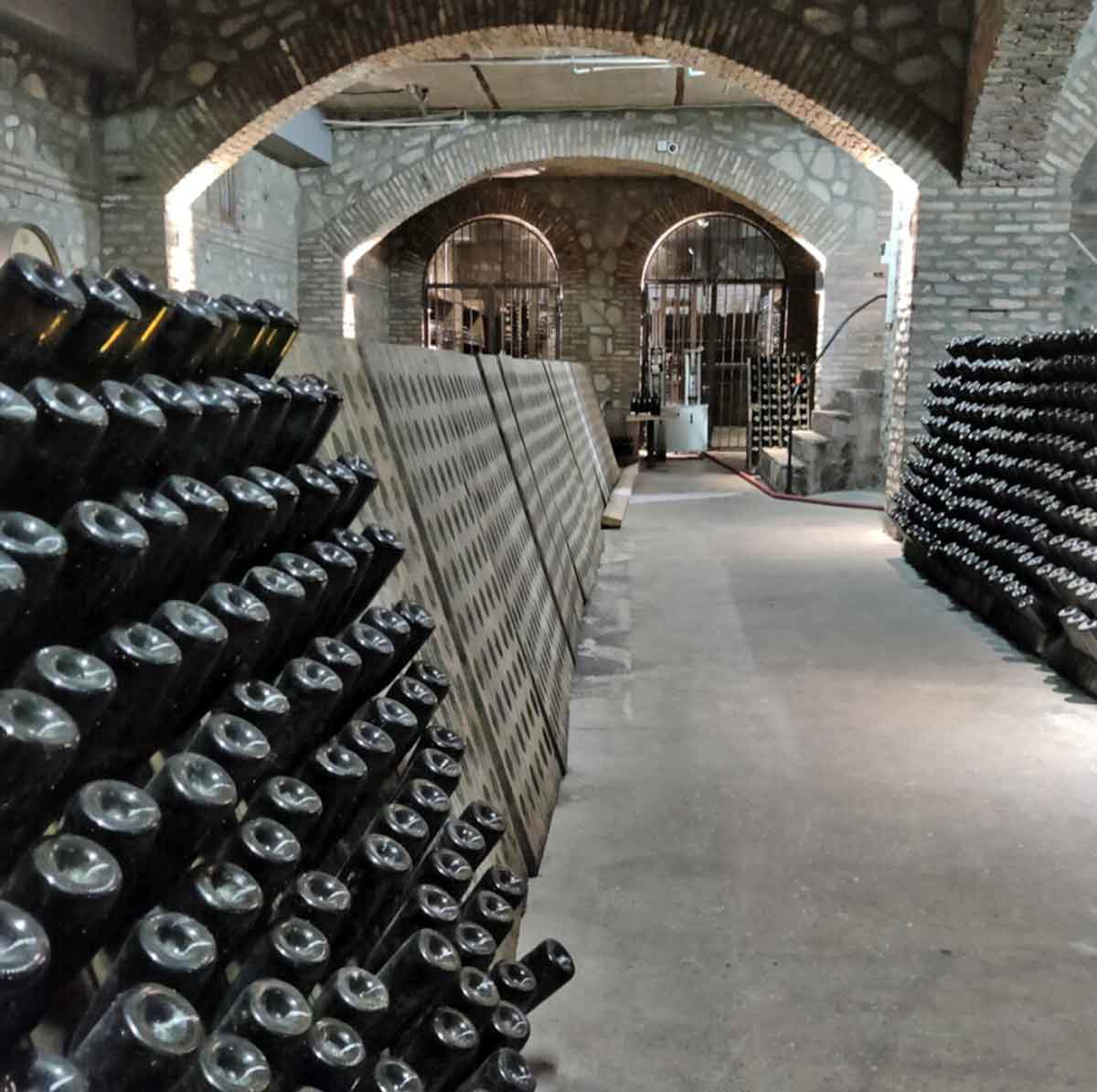 sparkling georgian wine bottles