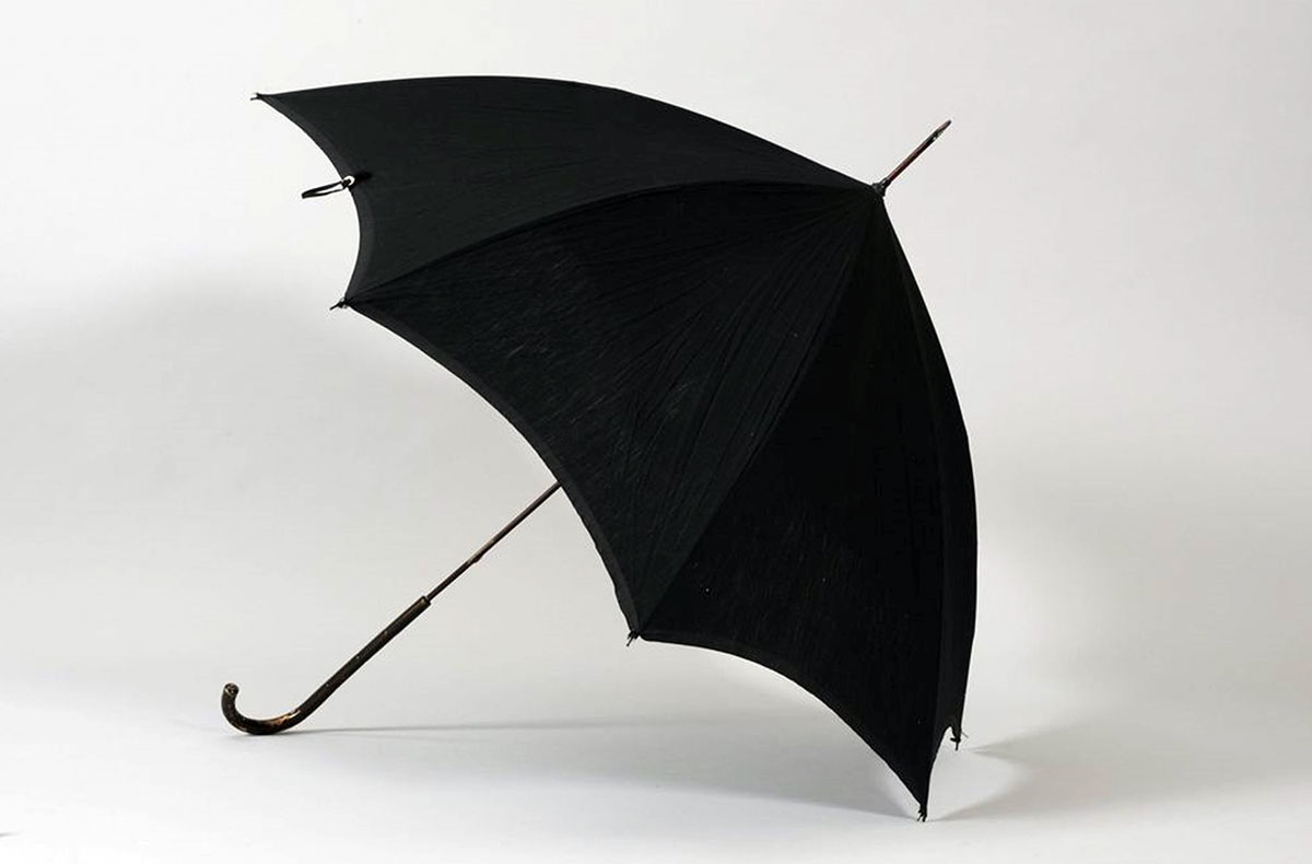  "Parapluie, toile noire, canne en bois teinté, avec son fourreau," January 27, 2015. Source: Wikimedia Commons