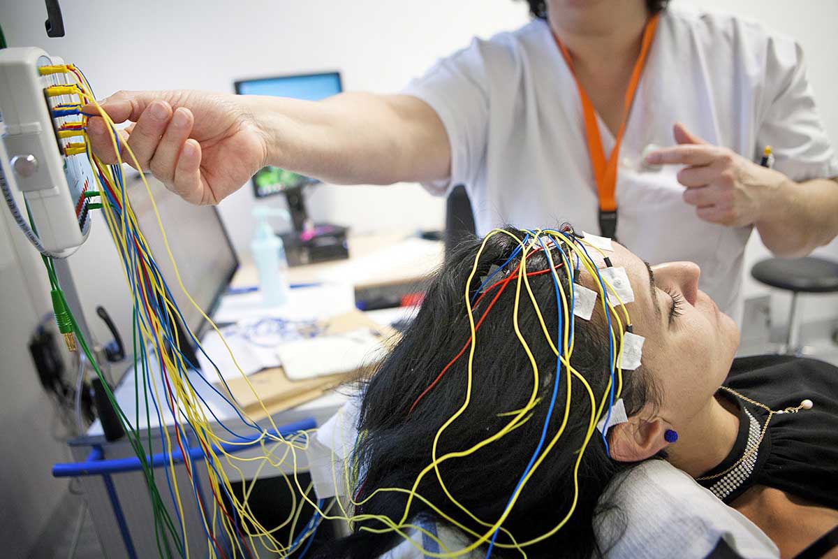 Picture of the administration of an EEG test. Source: Ascseling