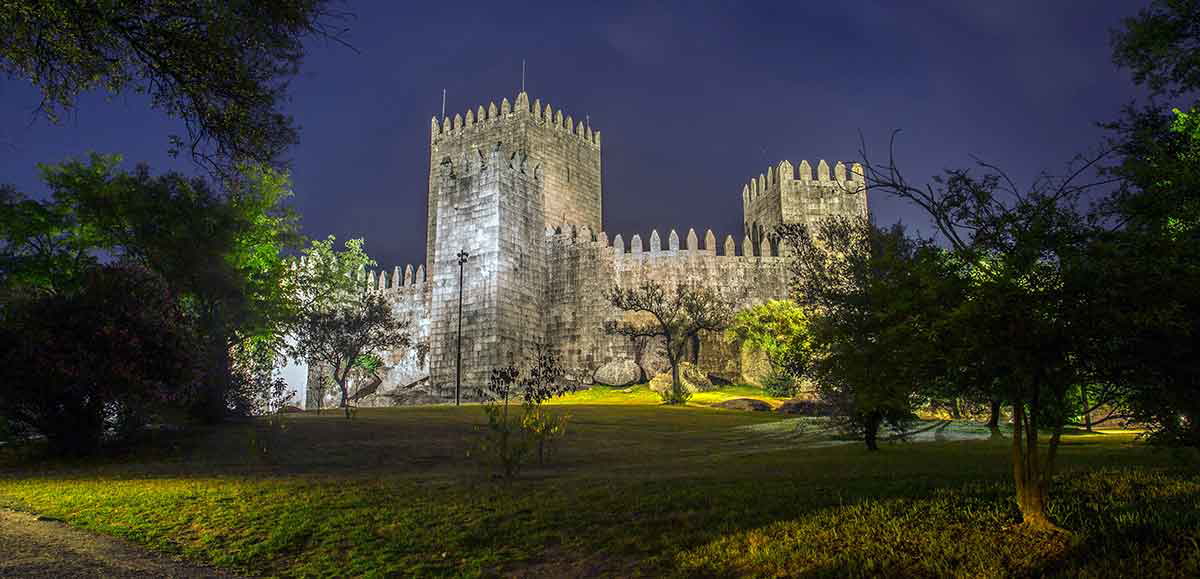 guimaraes castle at night