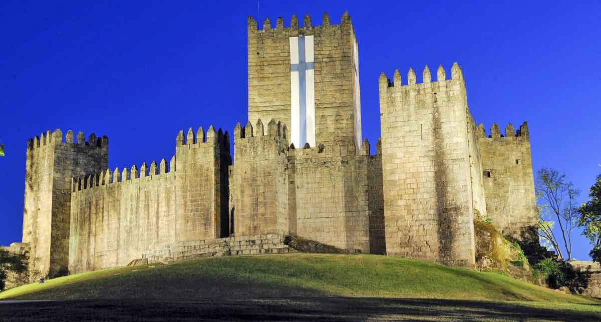 guimaraes castle walls