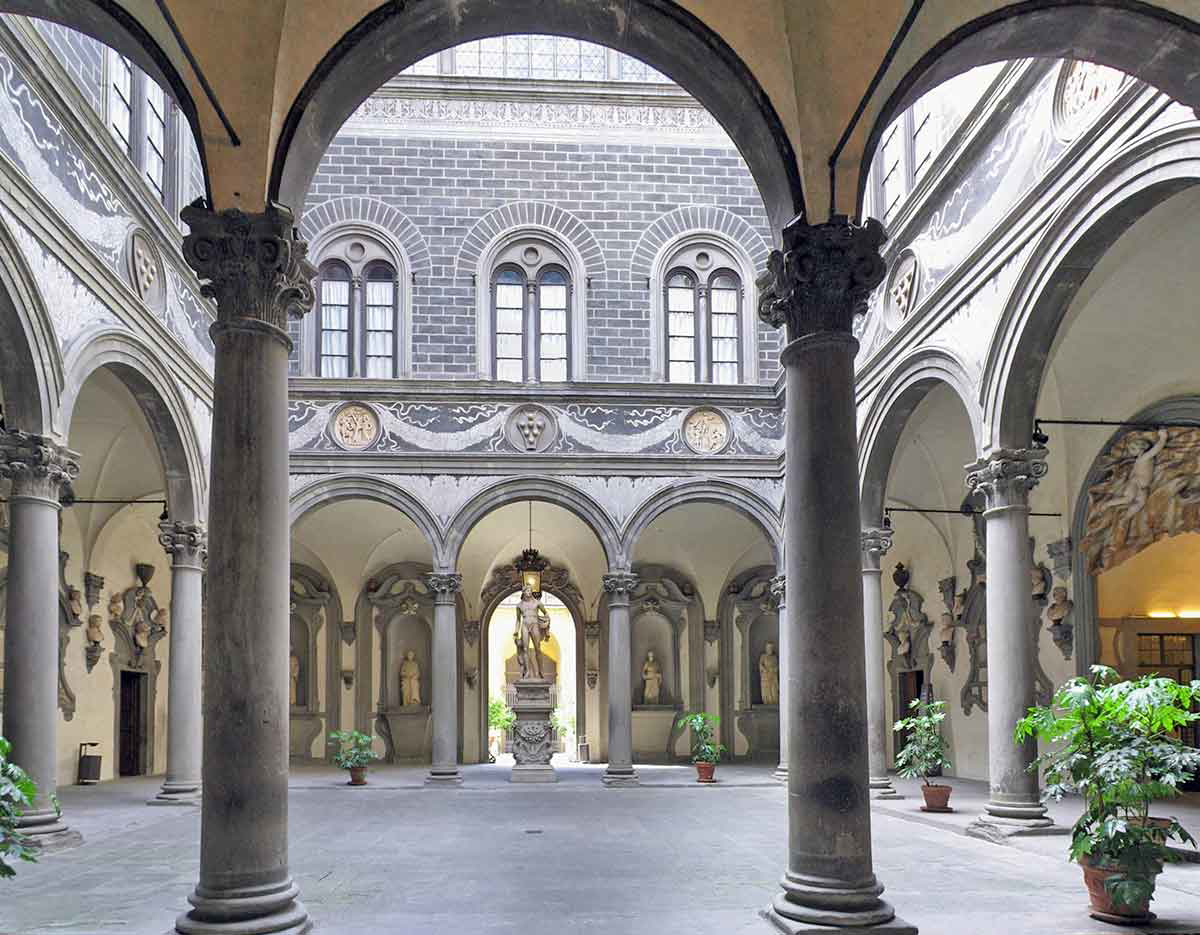 palazzo medici courtyard