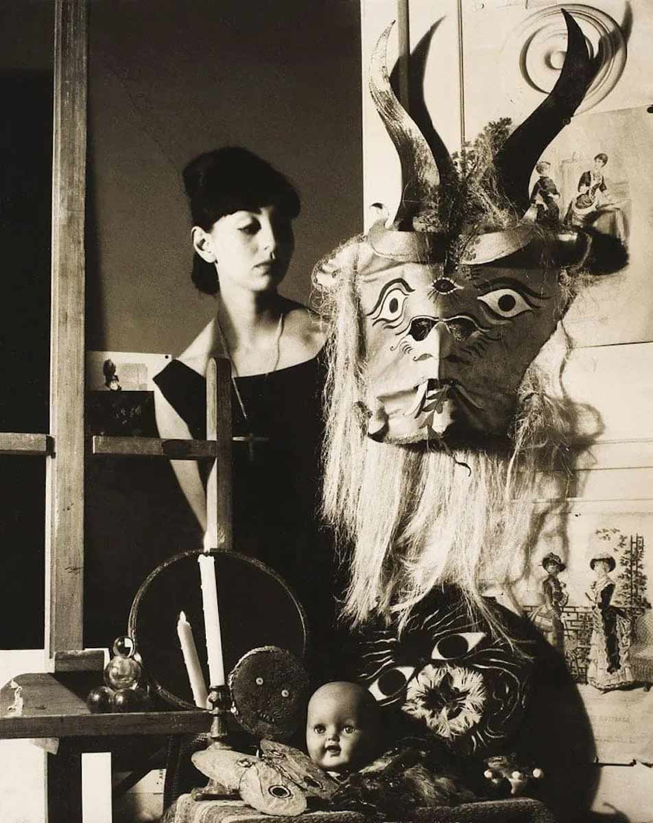 surrealists horna mascara photo