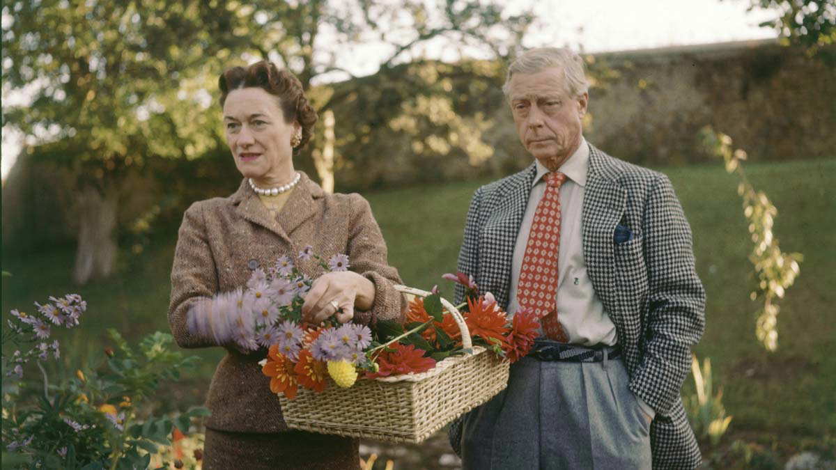 edward viii wallis simpson picking flowers