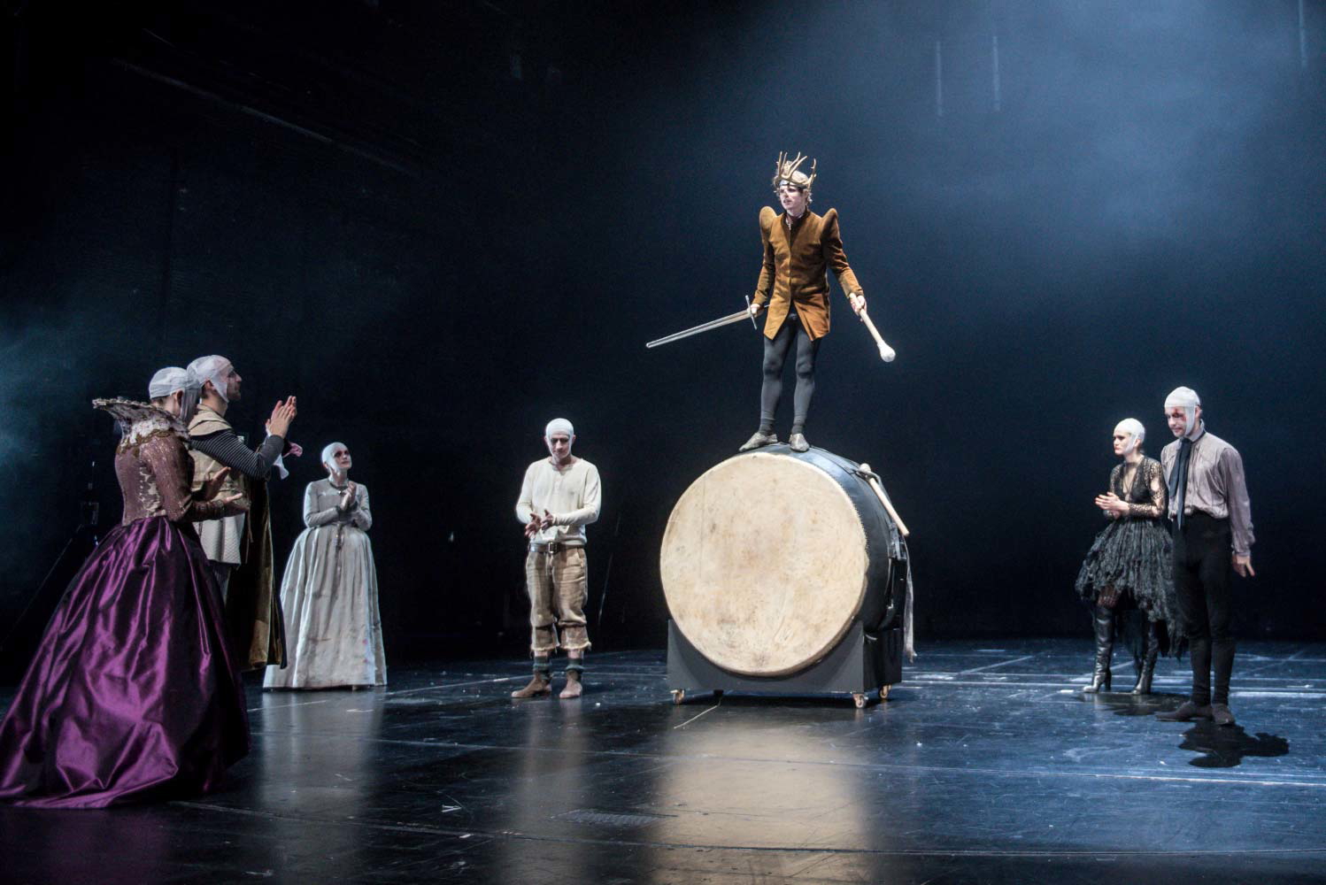 richard iii theater crown drum king shakespeare