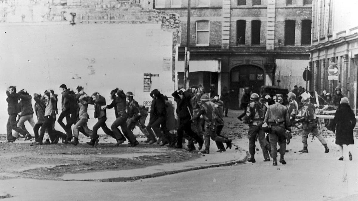 civililans fleeing british soldiers bloody sunday northern ireland