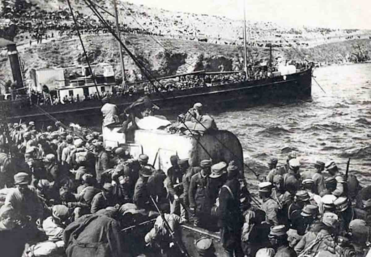greek soldiers evacuating cesme 1922