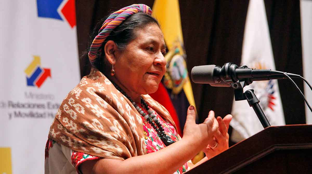 menchu podium speaking traditional dress