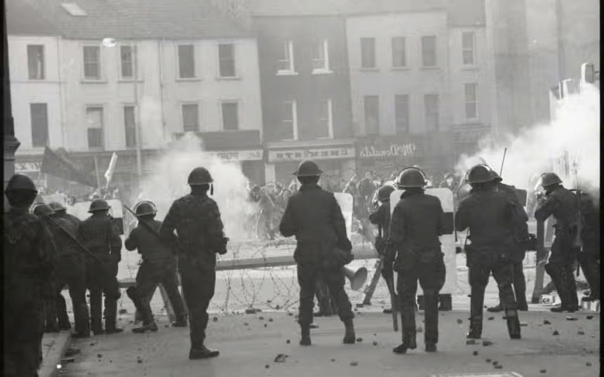 paratroopers face rioters derry bloody sunday