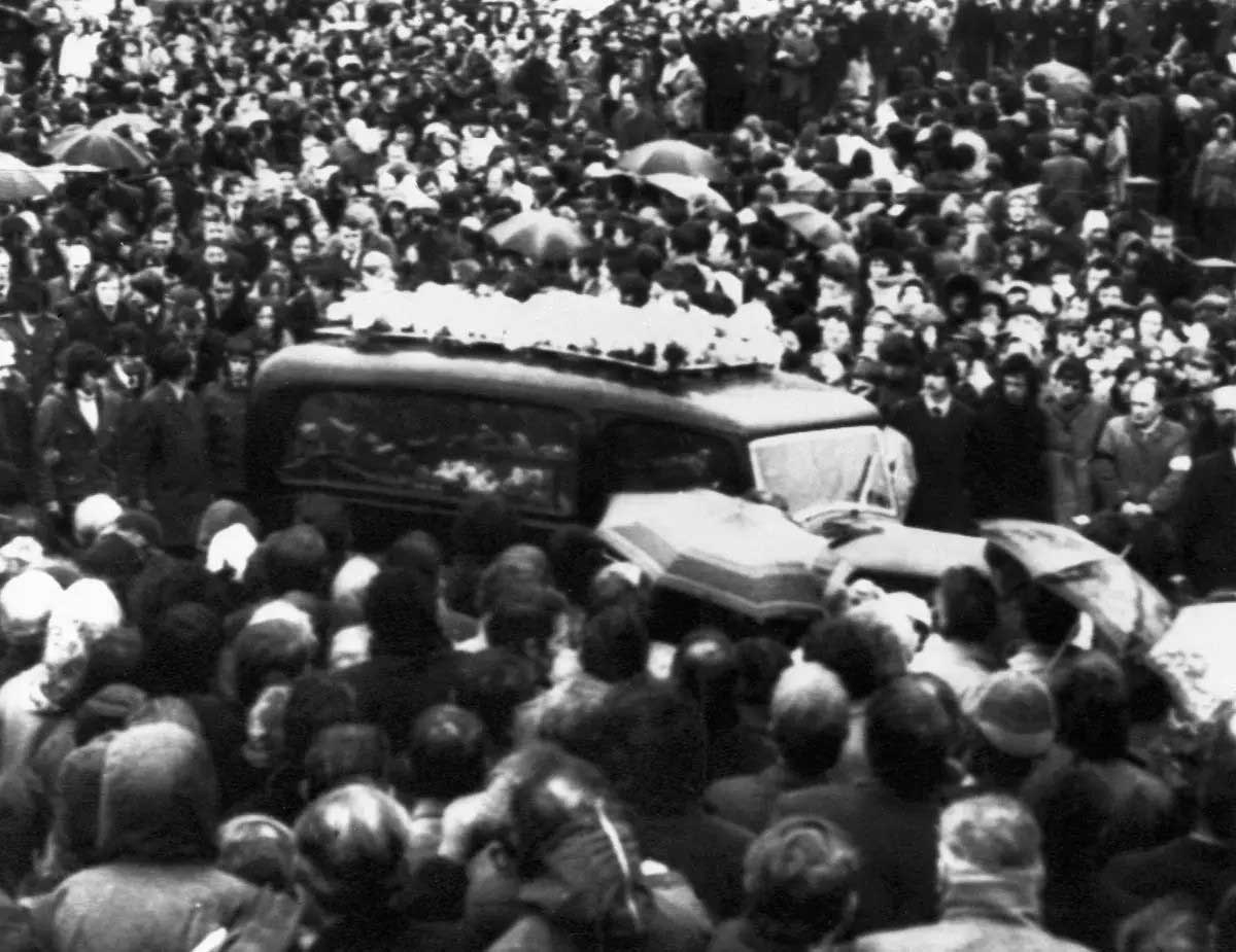 thousands mourners participated funeral procession bloody sunday
