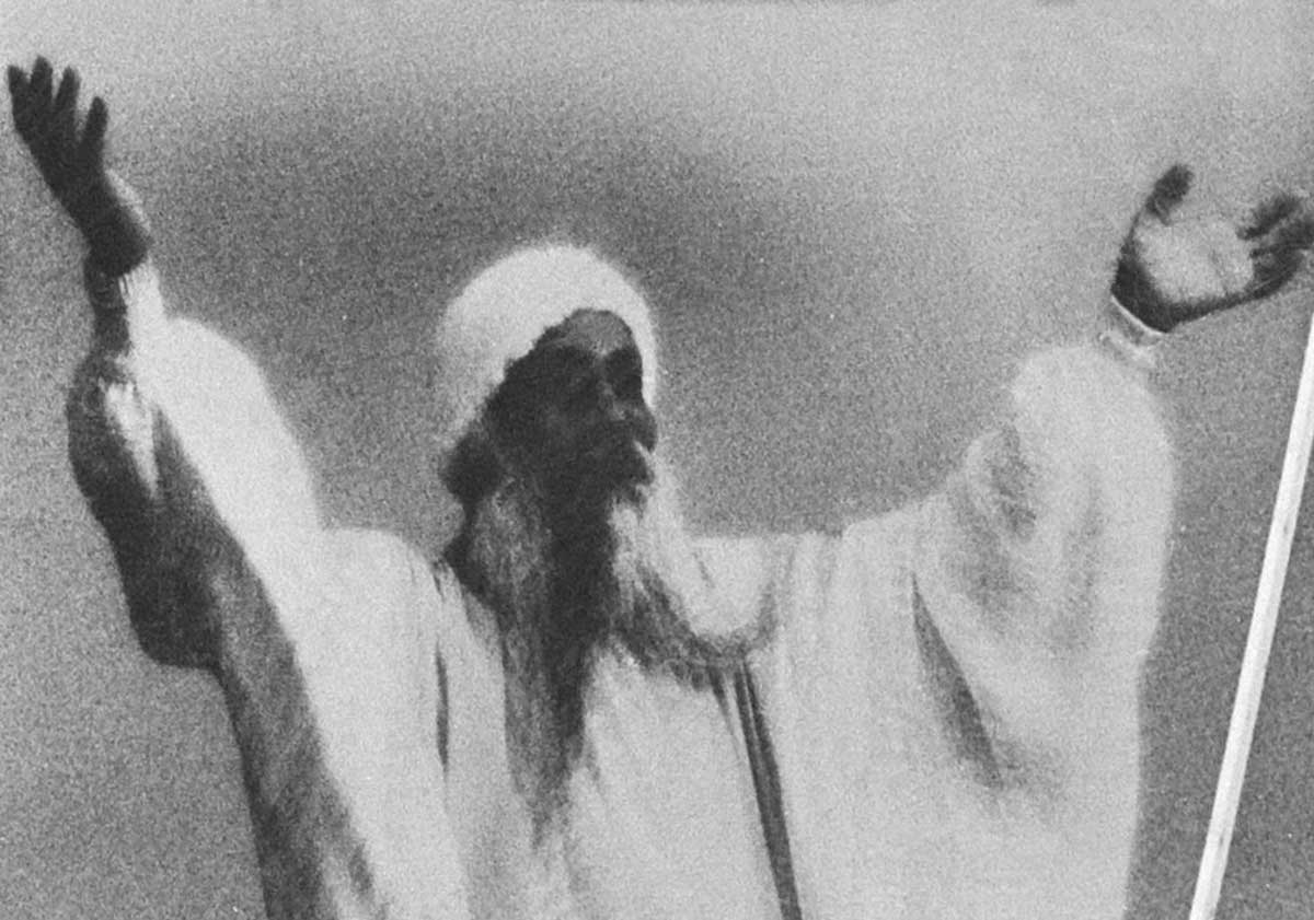 osho rajneesh arms raised