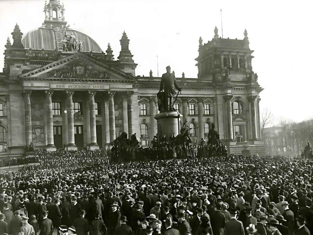philipp scheidemann announces the birth of the republic