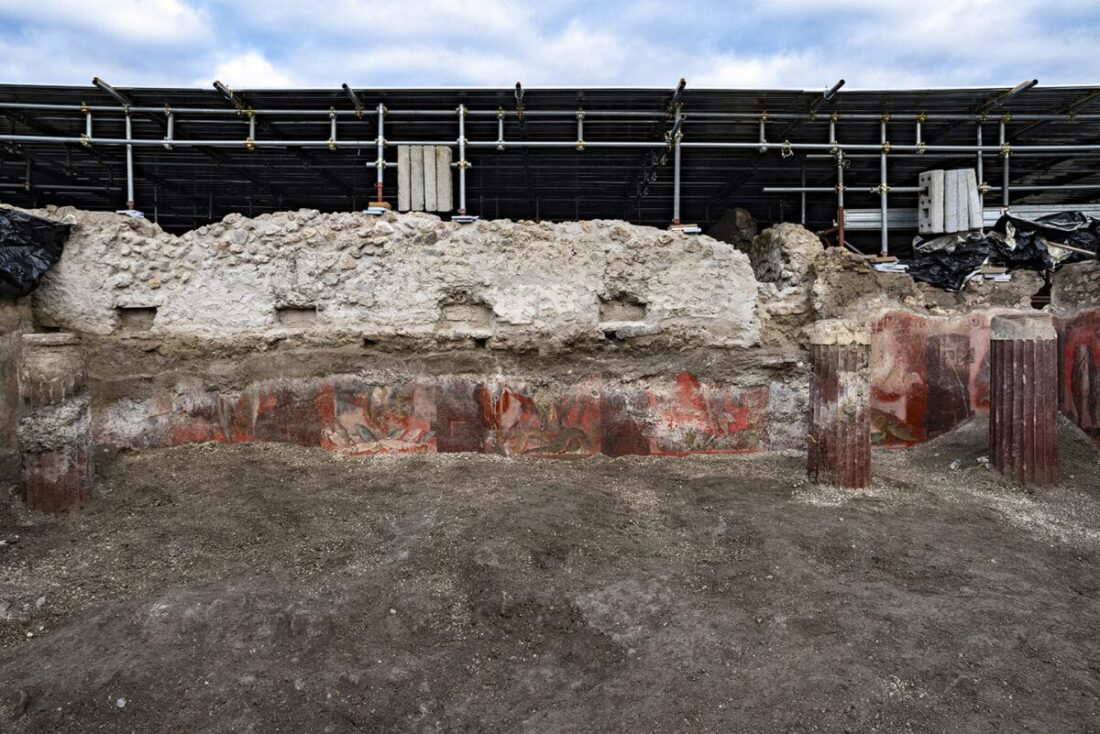 pompeii-frescoed-colonnaded-hall-excavation