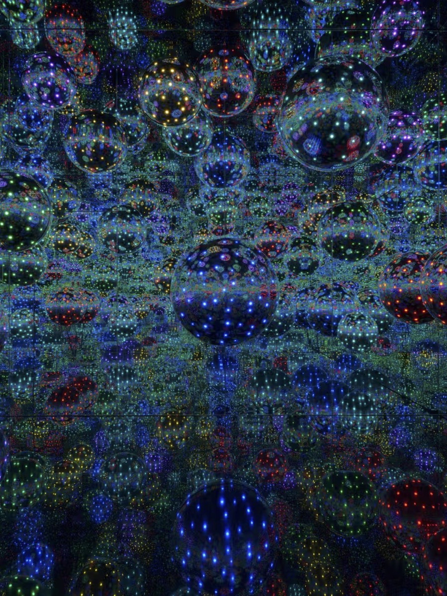 yayoi-kusama-infinity-room-heart-filled-brim