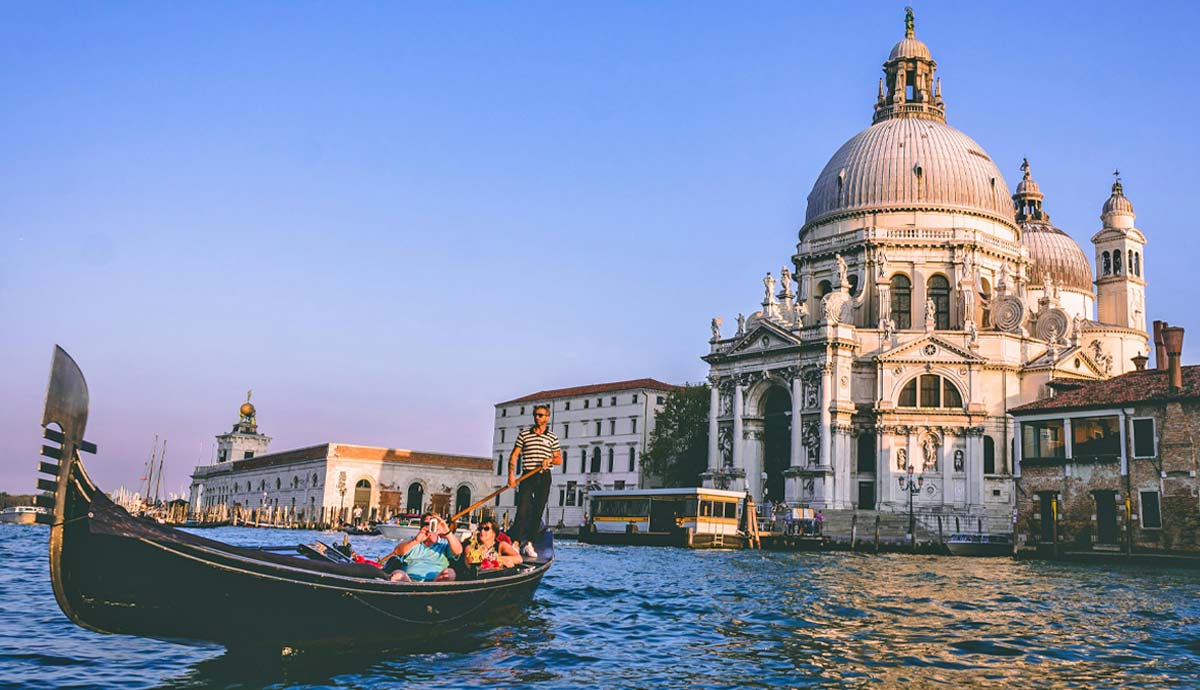 attractions in venice for art lovers gondola