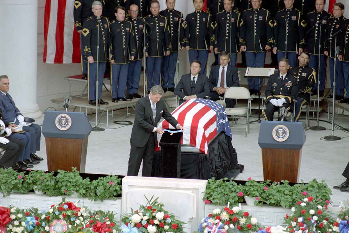 medal honor tomb unknown soldier vietnam war